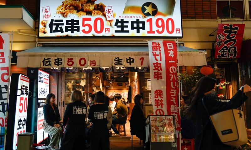People dine at a restaurant at Shibuya in Tokyo, Japan, Oct. 25, 2021.(Photo: Xinhua)