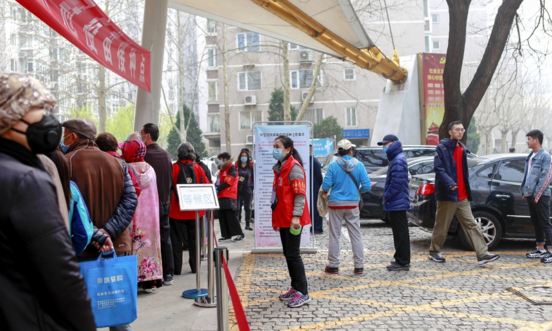 Residents in Haidian district, Beijing line up for vaccination on March 27, 2021. Photo: VCG