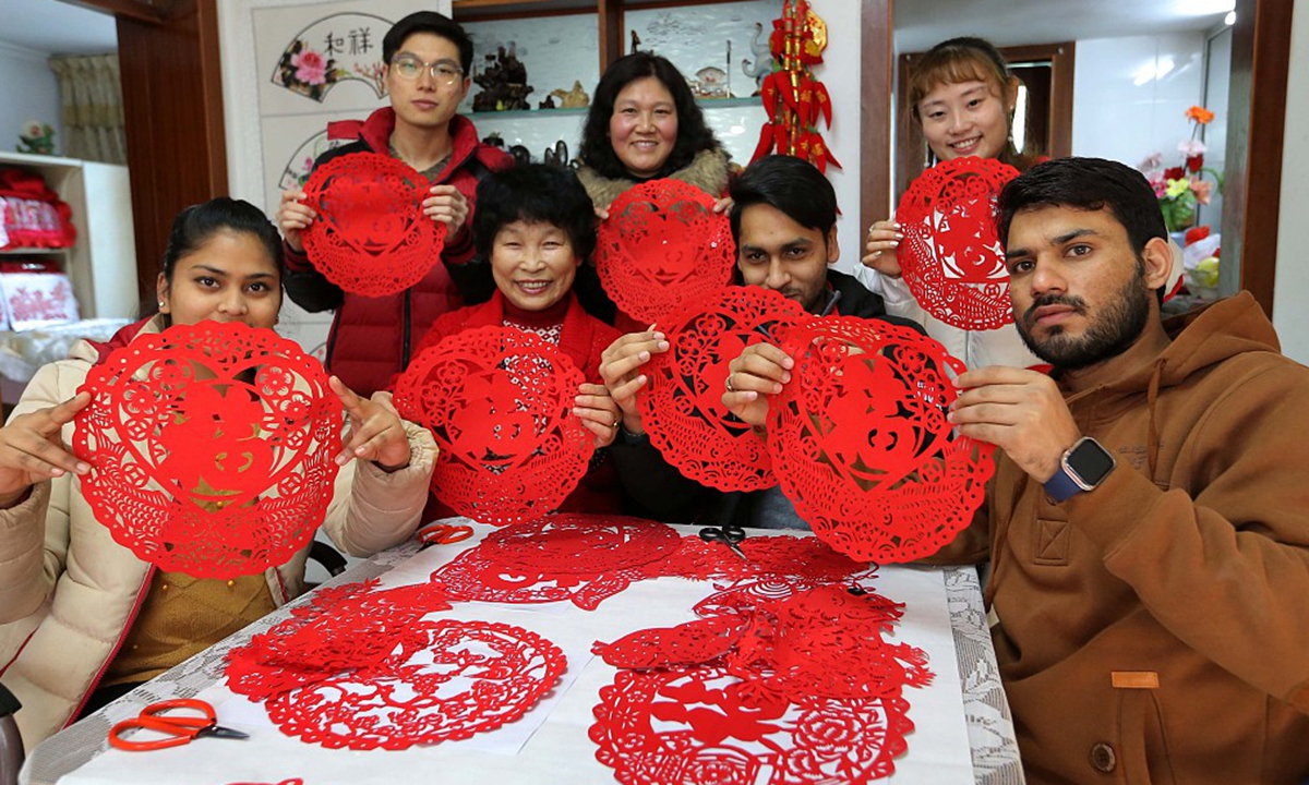 Students from India learn paper-cutting in a community in Lianyungang city, East China’s Jiangsu Province on January 10, 2019. Photo: VCG