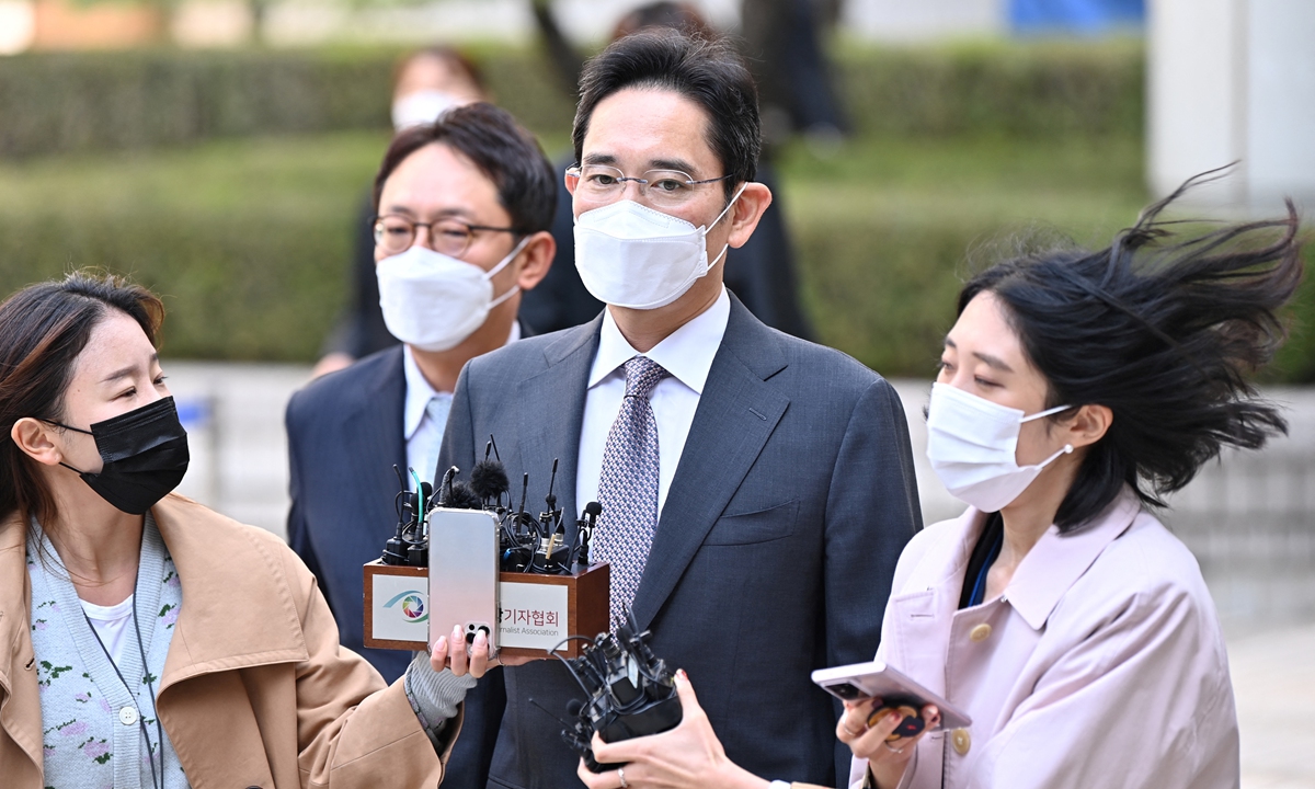 Lee Jae-yong, Samsung Electronics vice chairman and de facto leader of Samsung Group, leaves after receiving his verdict for illegally using the anaesthetic propofol, at the Seoul Central District Court in Seoul, South Korea on Tuesday. Lee was fined 70 million won ($60,000), the latest legal trouble after he was jailed for bribery. Photo: AFP