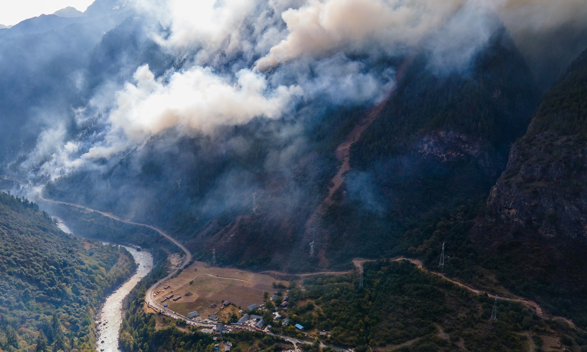 Photo of the forest fire burning in Zayu county under the city of Nyingchi in Southwest China's Xizang (Tibet) Autonomous Region on October 31, 2021. Photo: CFP
