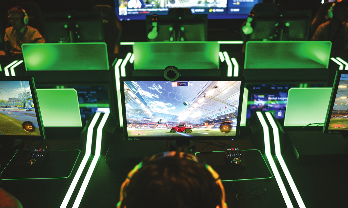 People play a video game. Photo: VCG