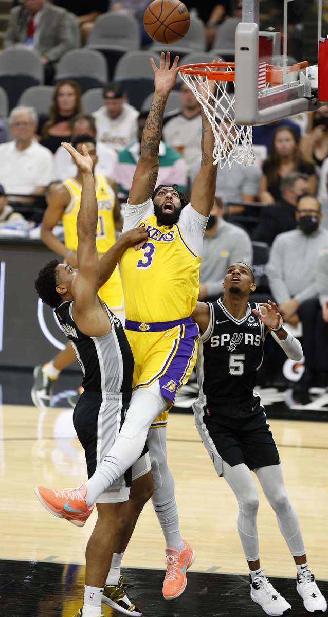 Anthony Davis (No.3) of the Los Angeles Lakers scores against the San Antonio Spurs on Tuesday in San Antonio, Texas. Photo: VCG