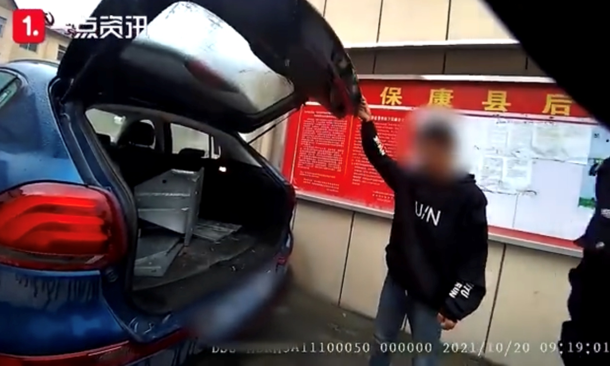 After noticing the thief's unusual appearance, the police asked him to open the trunk, in which they found the stolen site materials. The man was taken back to the police station for further questioning. Photo: Sina Weibo