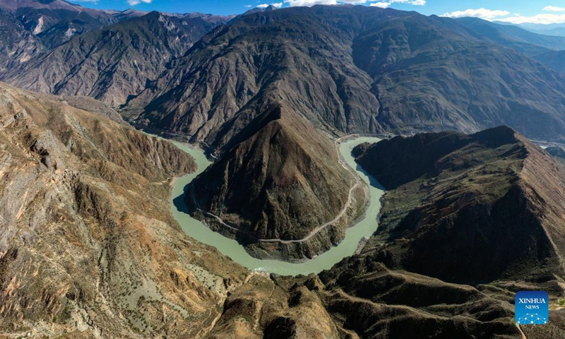 Aerial photo taken on Oct. 27, 2021 shows a bend of the Jinsha River, the upper section of the Yangtze River, in southwest China.(Photo: Xinhua)