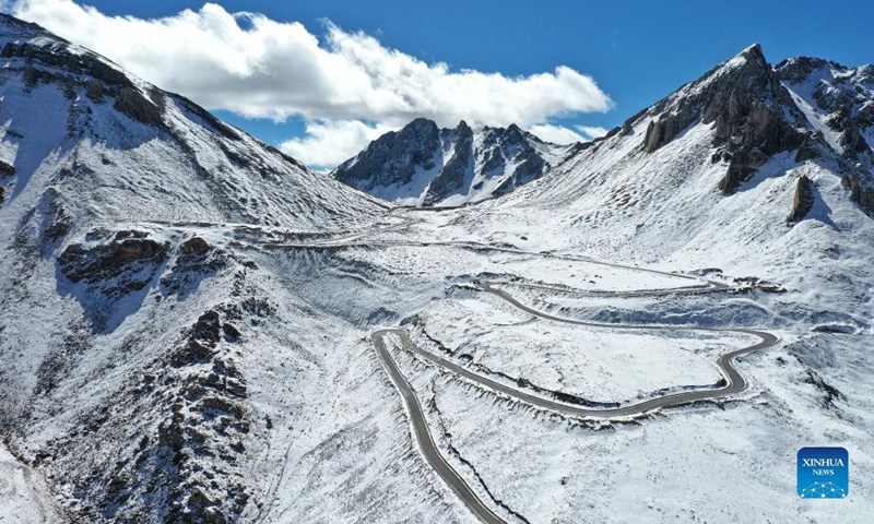 Aerial photo taken on Oct. 23, 2021 shows the scenery of a snow-covered mountain in Batang County, Tibetan Autonomous Prefecture of Garze, southwest China's Sichuan Province.(Photo: Xinhua)