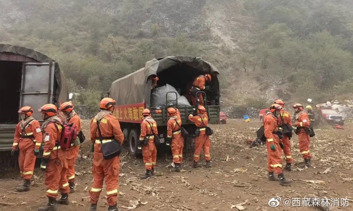 Firfighers preparing for the rescue operation at the fire site in the city of Nyingchi, a picture posted on the Weibo account of the Xizang forest fire department