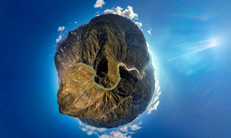Aerial panoramic photo taken on Oct. 27, 2021 shows a bend of the Jinsha River, the upper section of the Yangtze River, in southwest China(Photo: Xinhua)