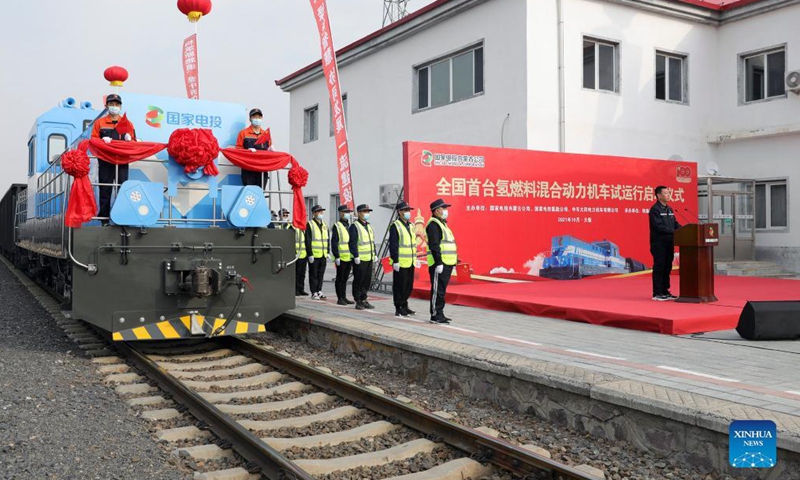 Photo taken on Oct. 29, 2021 shows the first China-developed hydrogen fuel cell hybrid locomotive in a trial run in north China's Inner Mongolia Autonomous Region.Photo:Xinhua
