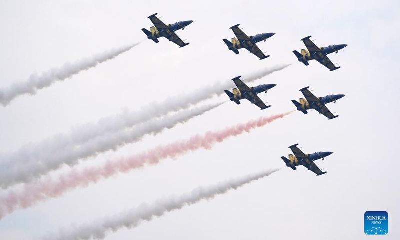 An aerobatic team performs during the 2021 Nanchang Flight Convention at Yaohu Airport in Nanchang, capital of east China's Jiangxi Province, Oct. 29, 2021. The 2021 Nanchang Flight Convention is held here from Oct. 29 to 31.Photo:Xinhua