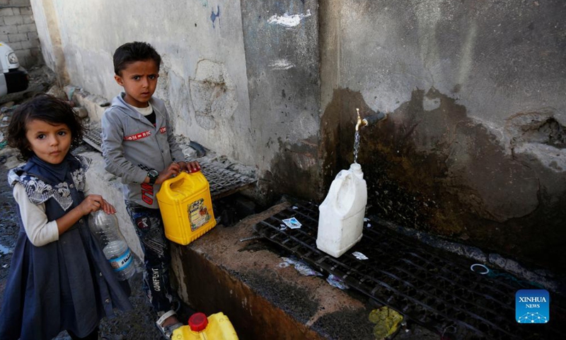 Yemeni children fill plastic containers with water at a charity water tap site in Sanaa, Yemen, on Oct. 28, 2021.Photo:Xinhua