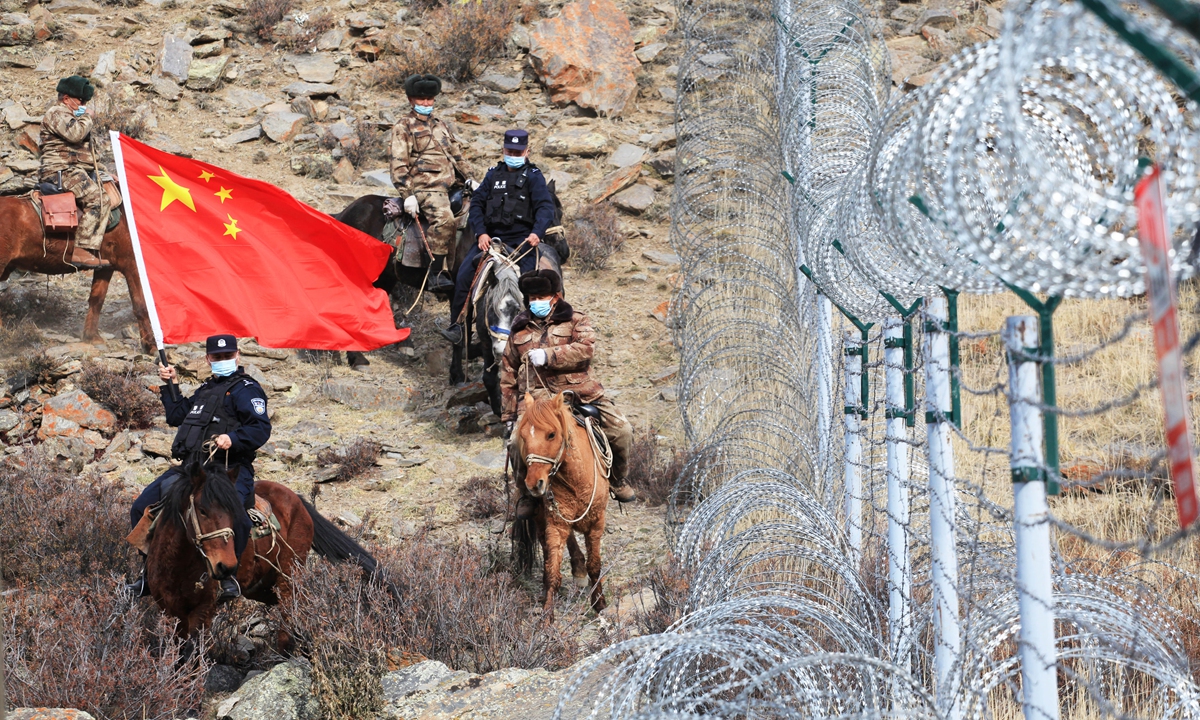Police officers and border guards patrol the border in Altay Prefecture of Northwest China’s Xinjiang Uygur Autonomous Region on October 28, 2021. Photo: VCG