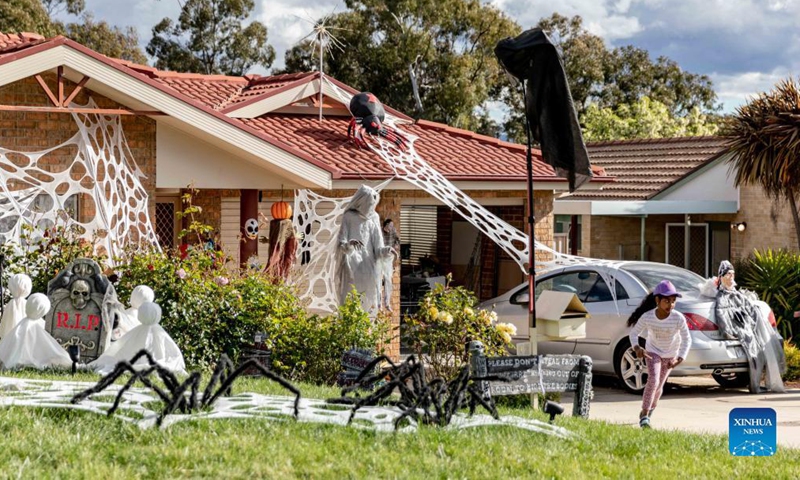 Photo taken on Oct. 30, 2021 shows Halloween decorations in front of a house in Canberra, Australia. Residents decorated their houses for the Halloween as coronavirus restrictions in Australia's Canberra have eased significantly.  (Photo:Xinhua)  