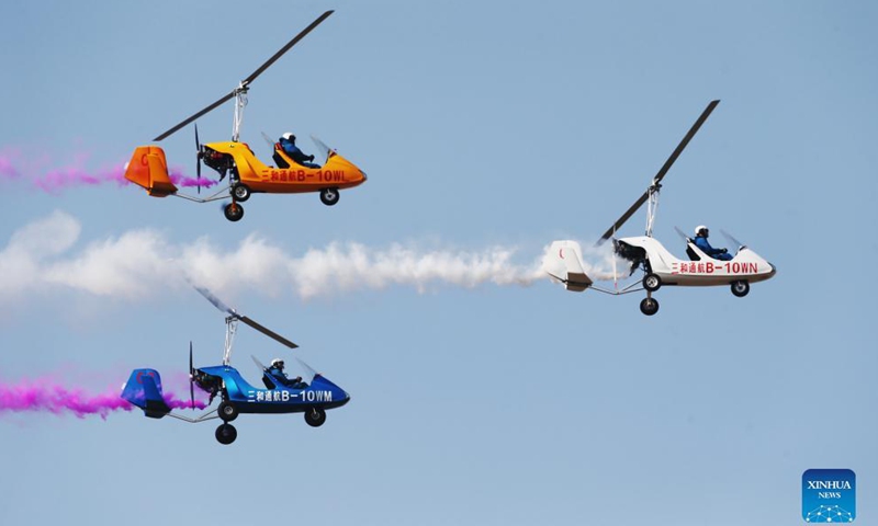 Aircrafts give aerobatic performance at a public event hosted by the China Aircraft Owners and Pilots Association (AOPA-China) in Anyang City of central China's Henan Province, Oct. 30, 2021.Photo:Xinhua