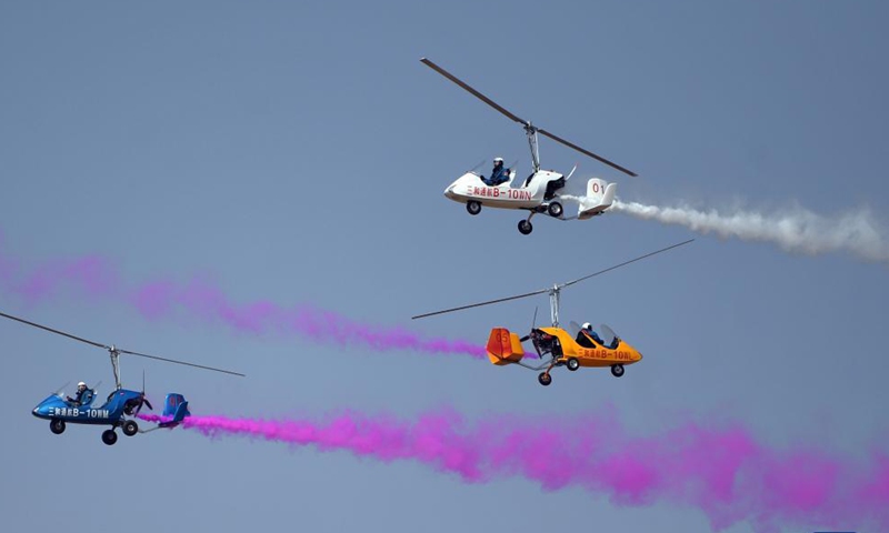 Aircrafts give aerobatic performance at a public event hosted by the China Aircraft Owners and Pilots Association (AOPA-China) in Anyang City of central China's Henan Province, Oct. 30, 2021.Photo:Xinhua