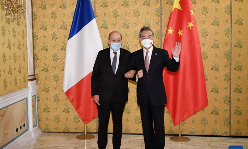 Chinese State Councilor and Foreign Minister Wang Yi (R) meets with French Foreign Minister Jean-Yves Le Drian in Rome, Italy, Oct. 30, 2021. (Xinhua)