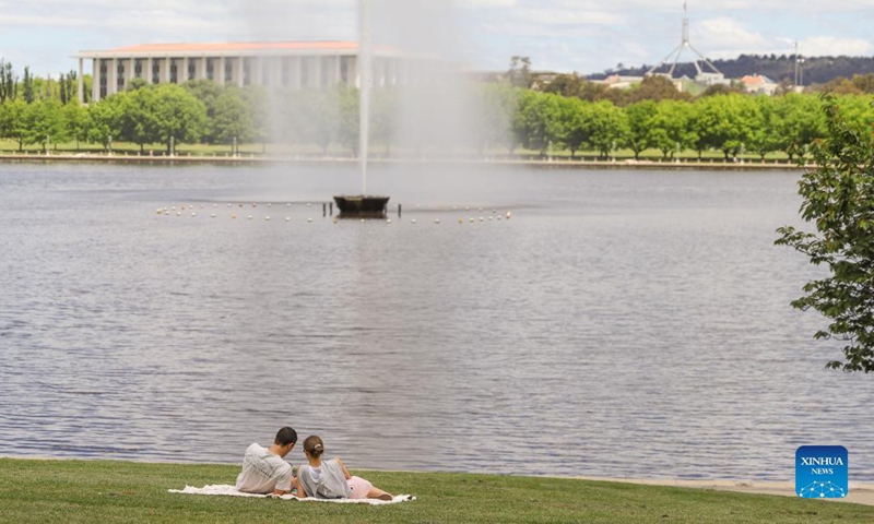 People have a picnic near Lake Burley Griffin in Canberra, Australia, Oct. 30, 2021.Photo:Xinhua