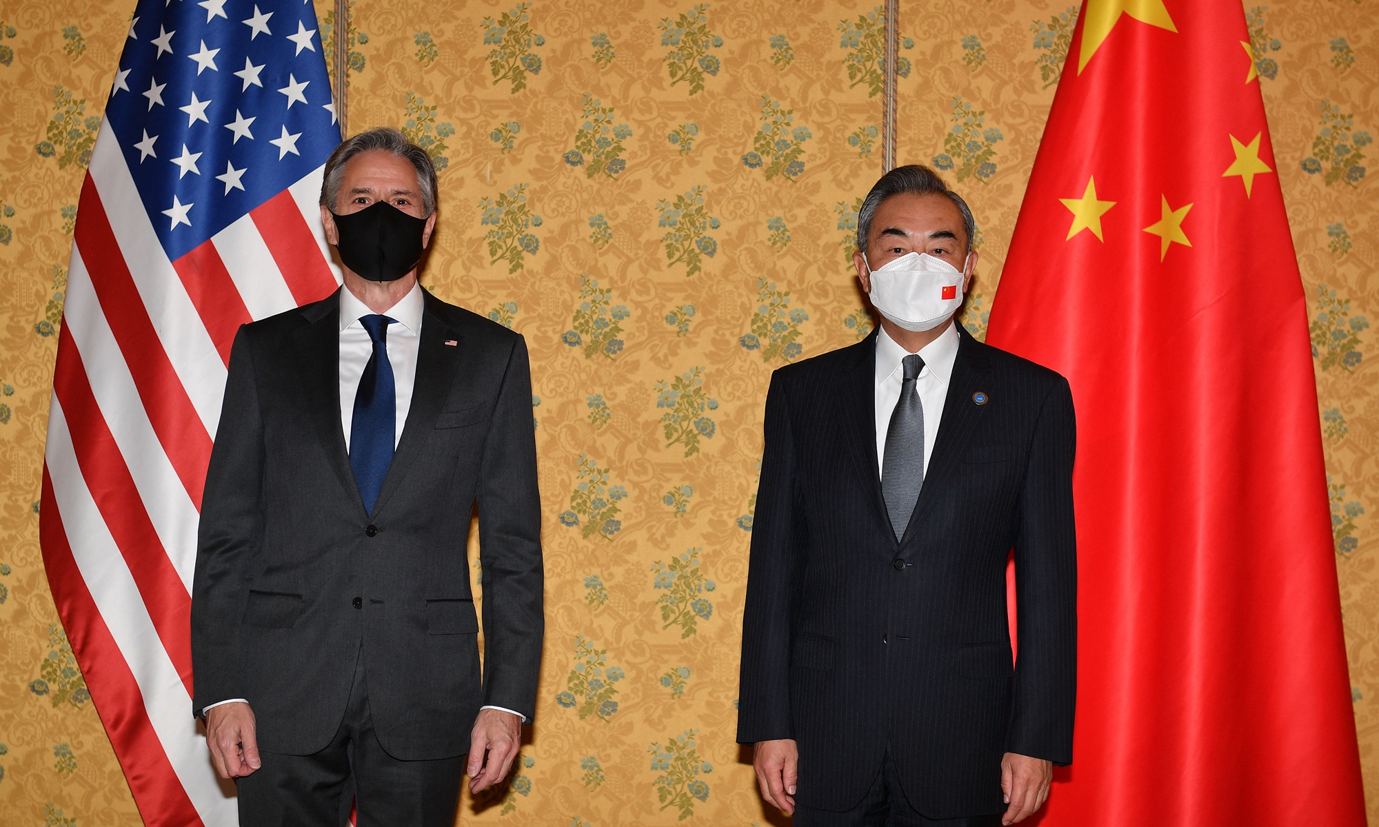 Chinese State Councilor and Foreign Minister Wang Yi (right) and US Secretary of State Antony Blinken pose for photo prior to their meeting on October 31, 2021 at a hotel in Rome on the sidelines of the G20 of World Leaders Summit of Rome. Photo: AFP