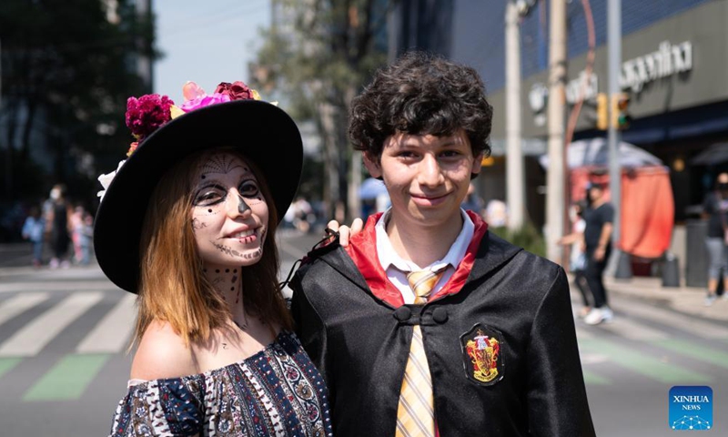 People pose for a photo when taking part in the Day of the Dead Parade in downtown Mexico City, capital of Mexico, on Oct. 31, 2021.Photo:Xinhua