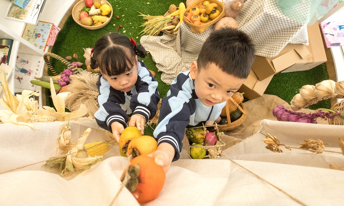 Kindergarteners pick fruits and vegetables during an educational activity themed around saving grain in Huzhou, East China' s Zhejiang Province, on October 14. Photo: IC