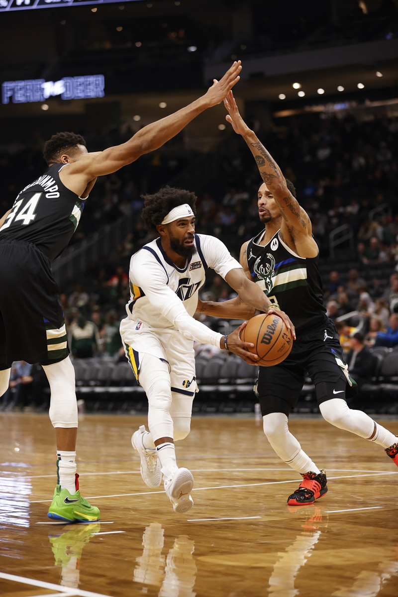 Utah Jazz guard Mike Conley (center) drives between Milwaukee Bucks' Giannis Antetokounmpo (left) and George Hill on Sunday in Milwaukee, Wisconsin. Photo: VCG