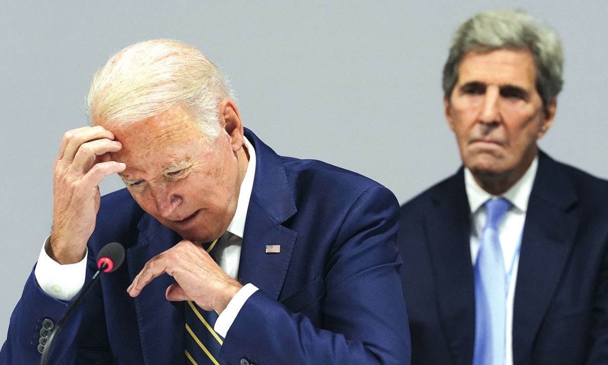 US President Joe Biden (left), flanked by US Climate Adviser John Kerry, reacts as they attend a meeting focused on action and solidarity at the UN Climate Change Conference (COP26) in Glasgow, on November 1, 2021. Biden apologized to other world leaders at the COP26 for the Trump administration's decision to leave the Paris climate agreement.  Photo: VCG
