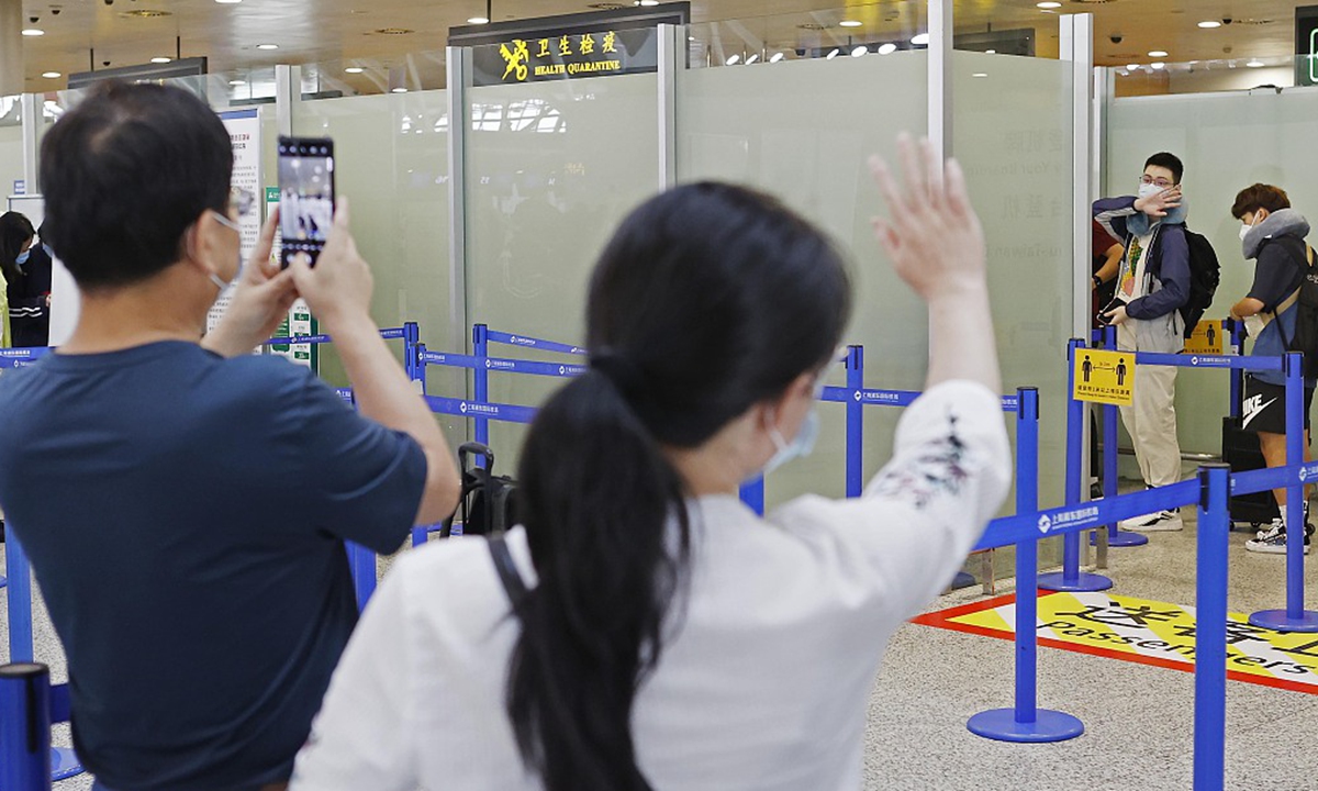 Parents see off students going to the US for study at Shanghai Pudong International Airport on August 19, 2021. Photo: VCG
