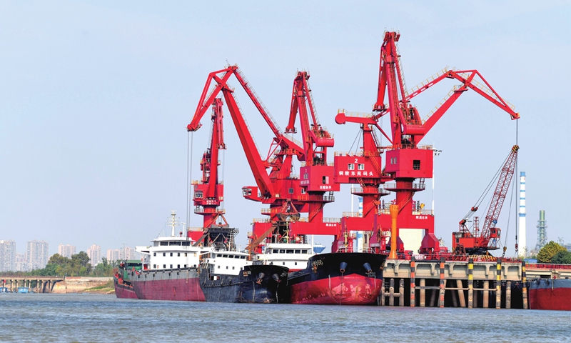 Cargo is loaded and unloaded at the Tongling port in East China's Anhui Province on November 1, 2021. Tongling has over recent years committed to port construction, contributing to the city's export-oriented economy. In the first three quarters, Tongling's foreign trade grew by 28.2 percent to 49.84 billion yuan ($7.79 billion), customs data showed. Photo: cnsphoto