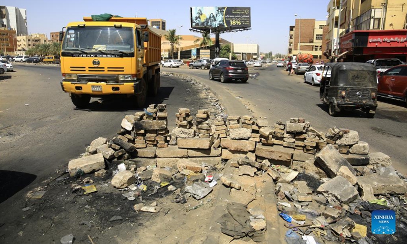 Photo taken on Nov. 1, 2021 shows road blocked with makeshift brick barricades by demonstrators in Khartoum, Sudan. On Oct. 25, the Sudanese Army took measures ending the partnership between the military and civilian coalition ruling during the transitional period in Sudan. Meanwhile, General Commander of the Sudanese Armed Forces Abdel Fattah Al-Burhan declared a state of emergency across the country and dissolved the sovereign council and government.(Photo: Xinhua)