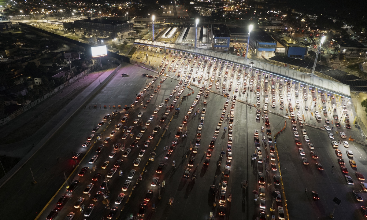 Vaccinated motorists line up to cross the border at the San Ysidro crossing port on the Mexico-US border in Tijuana, Baja California state, Mexico, on November 7, 2021. The US on Monday reopened its land borders with Mexico and Canada to foreigners vaccinated against COVID-19, almost 20 months after they were closed to non-essential traffic. Photo: AFP