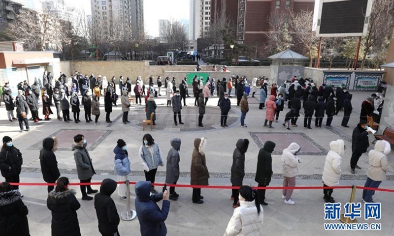 People line up to receive nucleic acid test in Shijiazhuang, Hebei Province.(Photo: Xinhua)