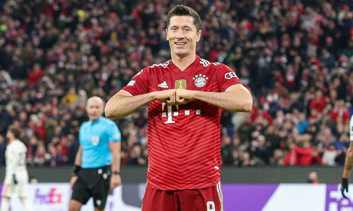 Robert Lewandowski of Bayern Munich celebrates after scoring their team's fifth goal during the UEFA Champions League Group E match between Bayern Munich and SL Benfica at Allianz Arena on Tuesday in Munich, Germany. Photo: VCG