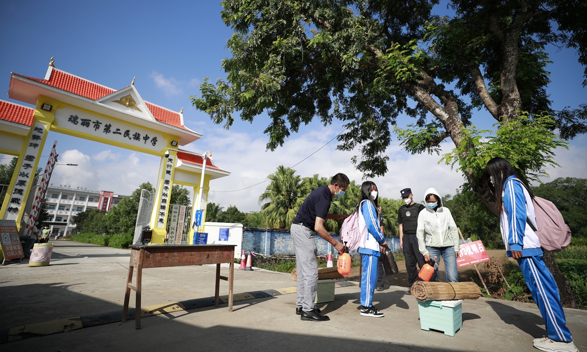 Students return to a high school in Ruili, Southwest China's Yunnan Province on November 5, 2021. In-person classes resumed for underclass high school students as part of the easing of COVID-19 rules. Photo: VCG