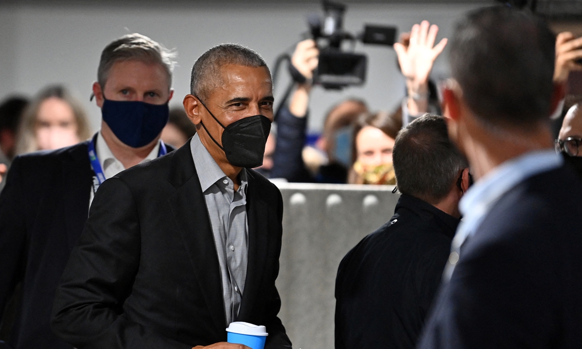 Former US President Barack Obama, wearing a face mask, leaves after attending a meeting on day nine of the COP26 UN Climate Change Conference in Glasgow, Scotland on November 8, 2021. The aim of this year's conference is to commit countries to net-zero carbon emissions by 2050. Photo: AFP