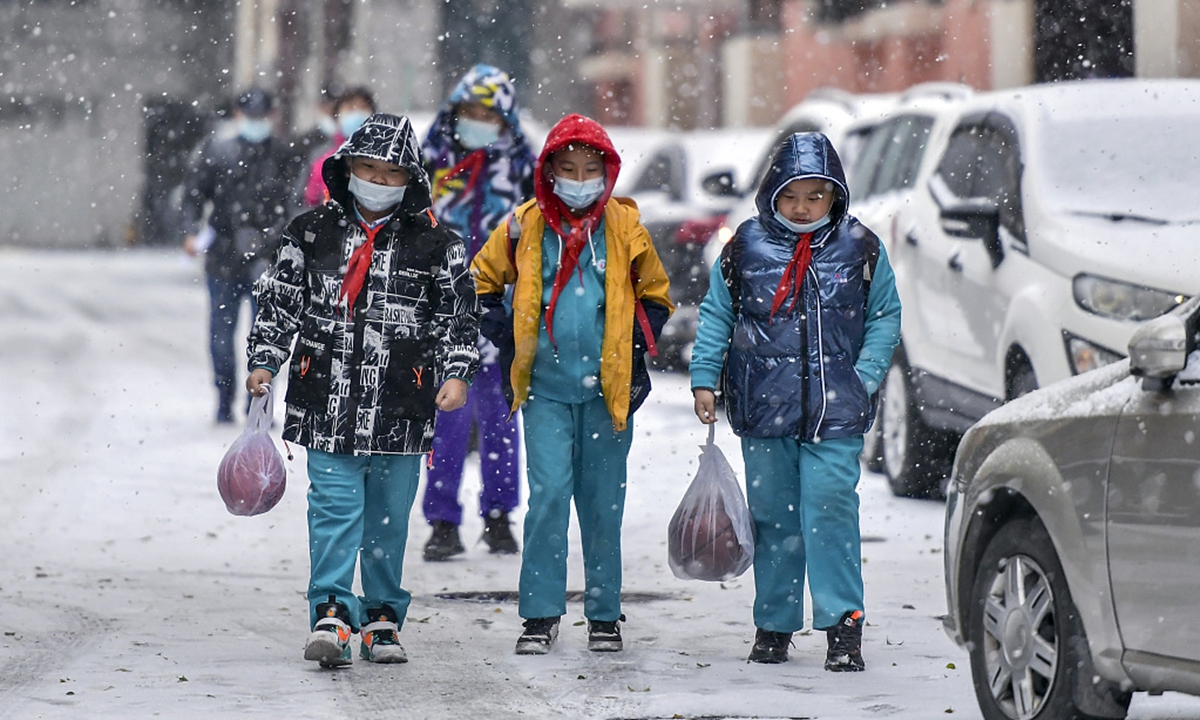 Snow sweeps Urumqi, capital city of Northwest China's Xinjiang Uygur Autonomous Region on November 4, 2021. Photo: VCG