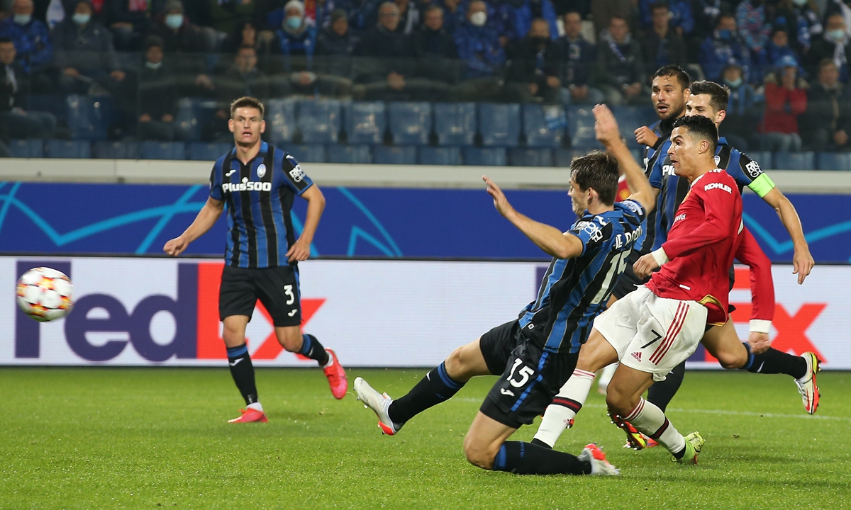 Cristiano Ronaldo (in red shirt) of Manchester United scores their first goal during the UEFA Champions League Group F match between Atalanta and Manchester United at Gewiss Stadium on Tuesday in Bergamo, Italy. Photo: VCG