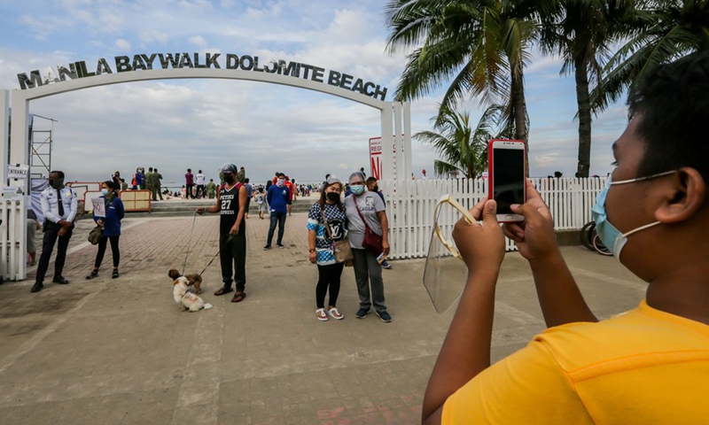 People visit the Manila Bay Dolomite Beach in Manila, the Philippines, Oct. 21, 2021.(Photo: Xinhua)