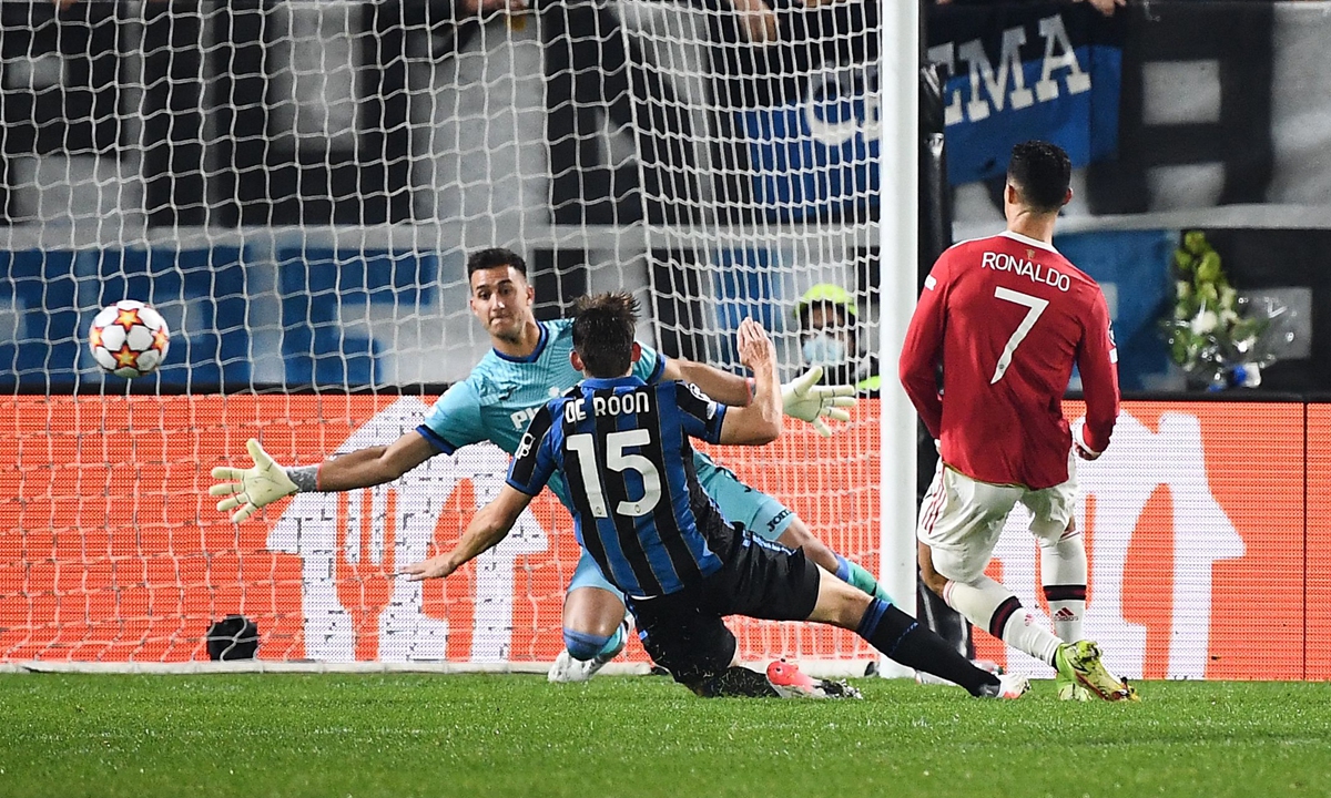 Manchester United's Cristiano Ronaldo (right) scores against Atalanta on Tuesday in Bergamo, Italy. Photo: VCG