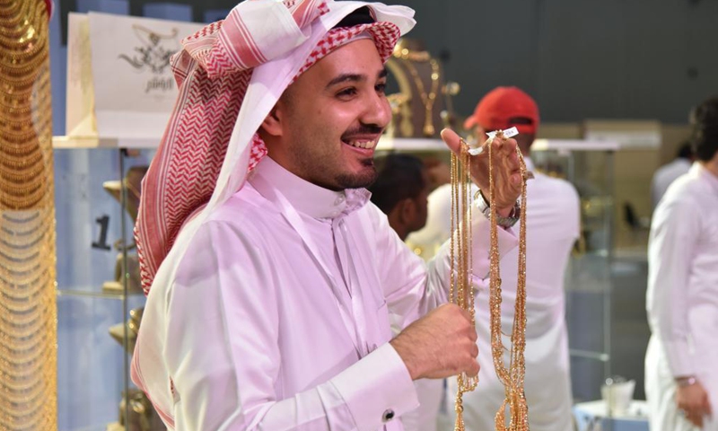 An exhibitor introduces golden necklaces at the Unique Jewelry Exhibition in Riyadh, Saudi Arabia, Nov. 3, 2021. Covering an area of 38,000 square meters, the exhibition is part of the second Riyadh Season 2021.Photo:Xinhua