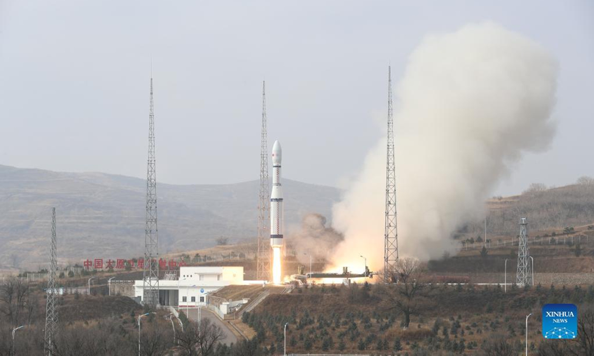 An Earth science satellite is launched from the Taiyuan Satellite Launch Center in Taiyuan, north China's Shanxi Province, Nov. 5, 2021. The satellite, called Guangmu, was launched by a Long March-6 carrier rocket at 10:19 a.m. (0219 GMT) and entered the planned orbit. Photo: Xinhua