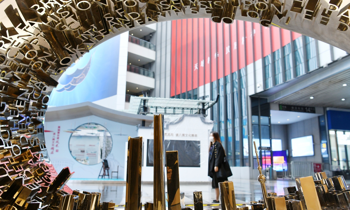 A visitor stands at a square showing different scenes in Shanghai at the 4th China International Import Expo on November 5, 2021. The fair is a good initiative and demonstrates China's commitment to global trade and win-win cooperation. Photo: VCG