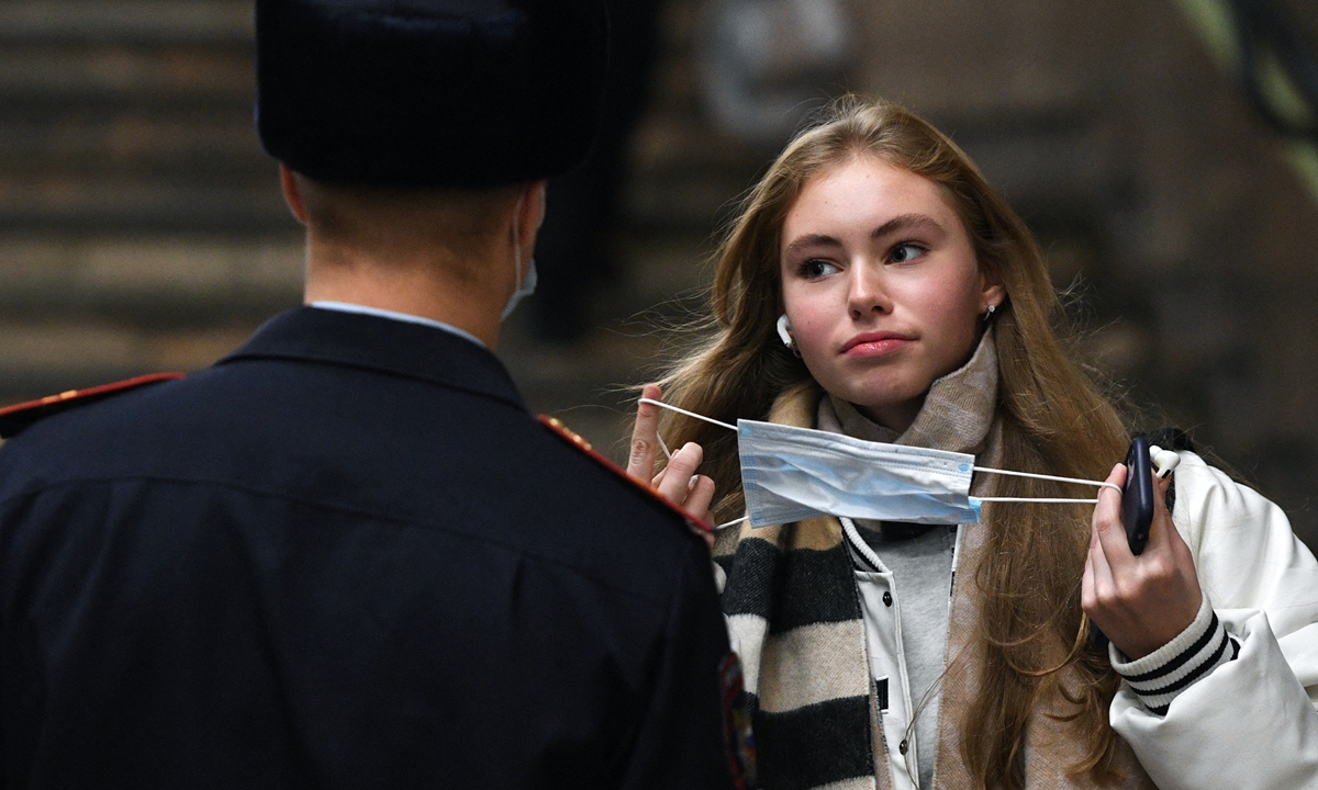 A police officer talks to a woman as she puts on a face mask in Novosibirsk, Russia on November 5. The WHO has warned that Europe was once again at the epicenter of the pandemic. Photo: AFP