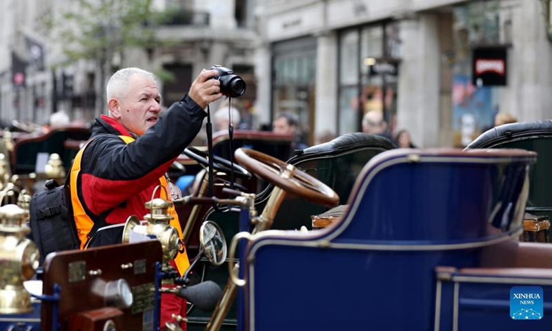 A tourist takes photos during the annual Regent Street Motor Show in London, Britain, Nov. 6, 2021.Photo:Xinhua