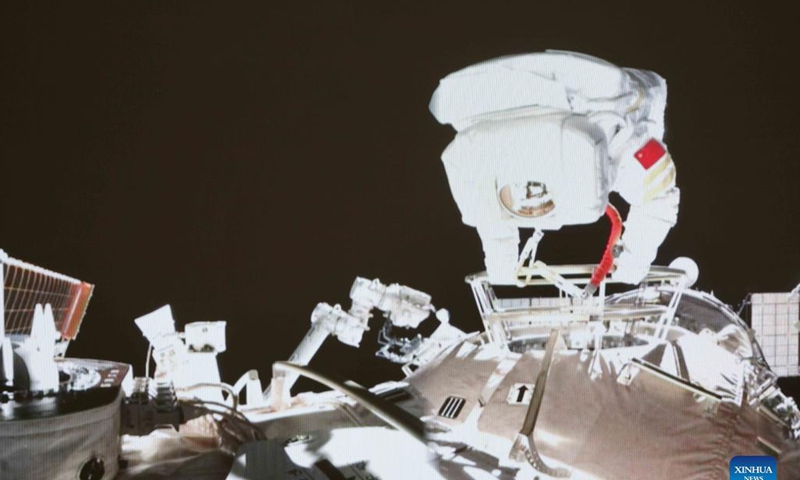 Screen image taken at Beijing Aerospace Control Center on Nov. 7, 2021 shows Chinese taikonaut Wang Yaping conducting extravehicular activities (EVAs) out of the space station core module Tianhe. Photo: Xinhua