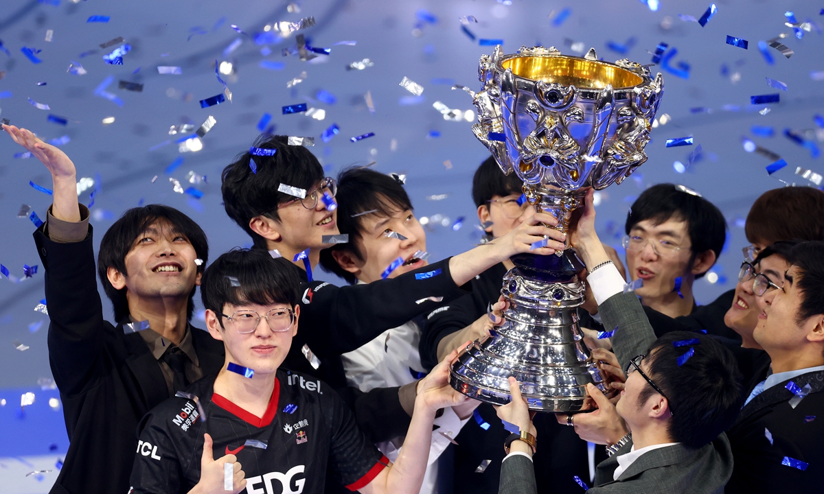 China's Edward Gaming (EDG) team earns its first League of Legends (LoL) World Championship title with a 3-2 win over South Korea on November 7, 2021. Photo: VCG 