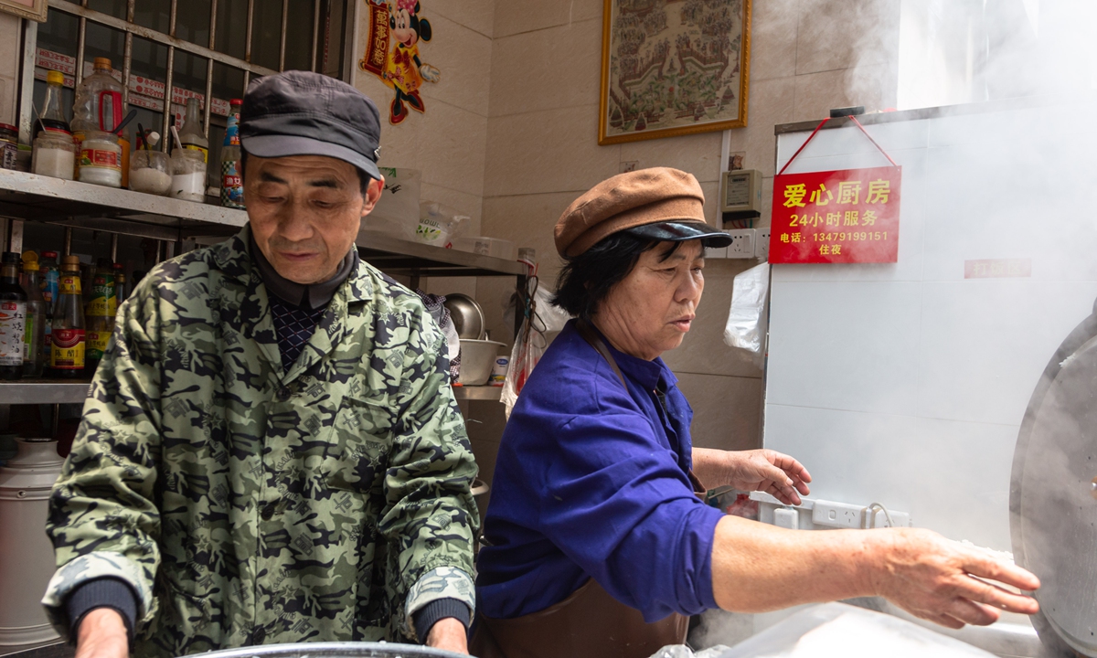 Above: Wan Zuocheng and Xiong Gengxiang (right)
The relatives of patients at a nearby cancer hospital cook food at an open-air kitchen in an alleyway in Nanchang, East China's Jiangxi Province on August 21, 2020. Photos: IC