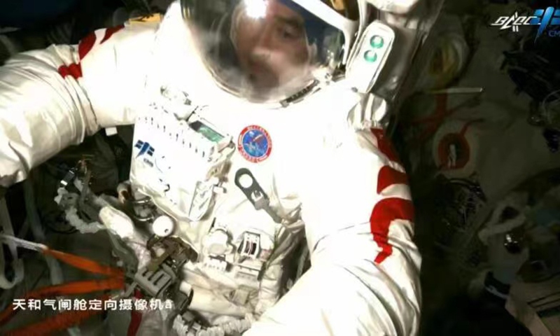 Shenzhou-13 commander, veteran Zhai Zhigang conducts a six-hour spacewalk on Sunday. Photos: CMSEO 