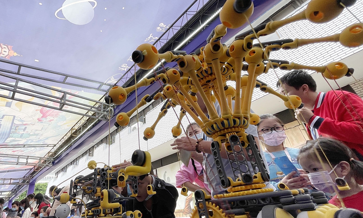 Students from both sides of the Taiwan Straits attend a scientific festival in Fuzhou, East China's Fujian Province, on November 7, 2021, to learn about interesting scientific inventions. Photo: VCG