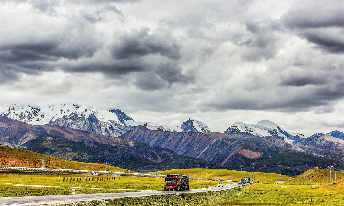 The Qinghai-Xizang Highway Photo: VCG