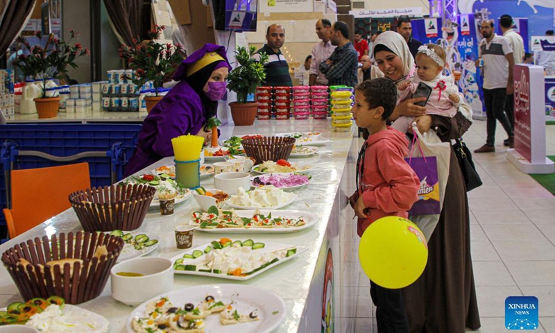 People visit a Palestinian industries exhibition on the occasion of Palestinian Producer Day, in Gaza city, on Nov. 7, 2021.Photo:Xinhua